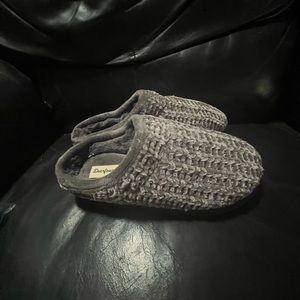Dreamform Womens houseshoes grey size 7-8 worn once